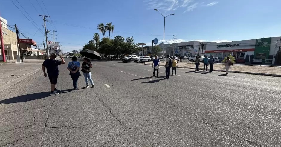 Derechohabientes bloquean de calles por falta de servicio en clínica del Issste en Hermosillo