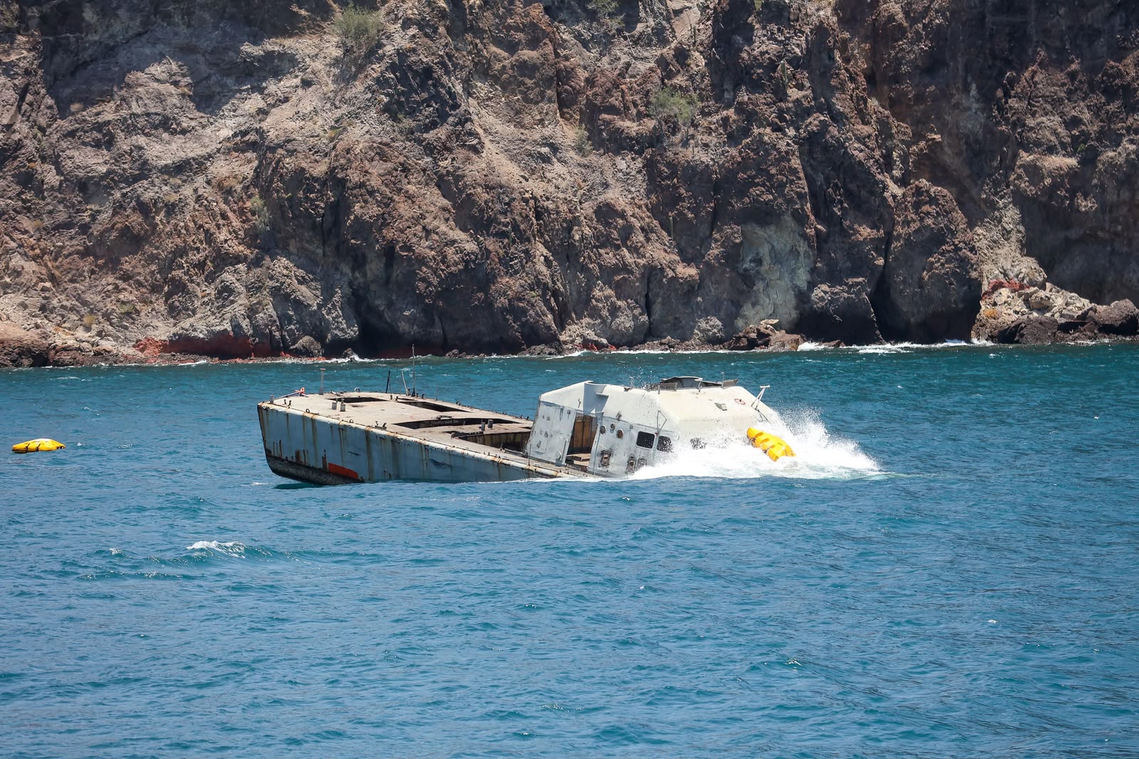 Durazo fortalece arrecife artificial de Sonora con hundimiento del exbuque ARM Mariscal