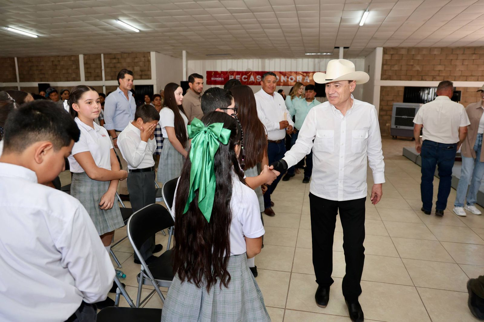 Durazo lleva becas, maquinaria y servicios gratuitos a comunidades del noroeste de Sonora