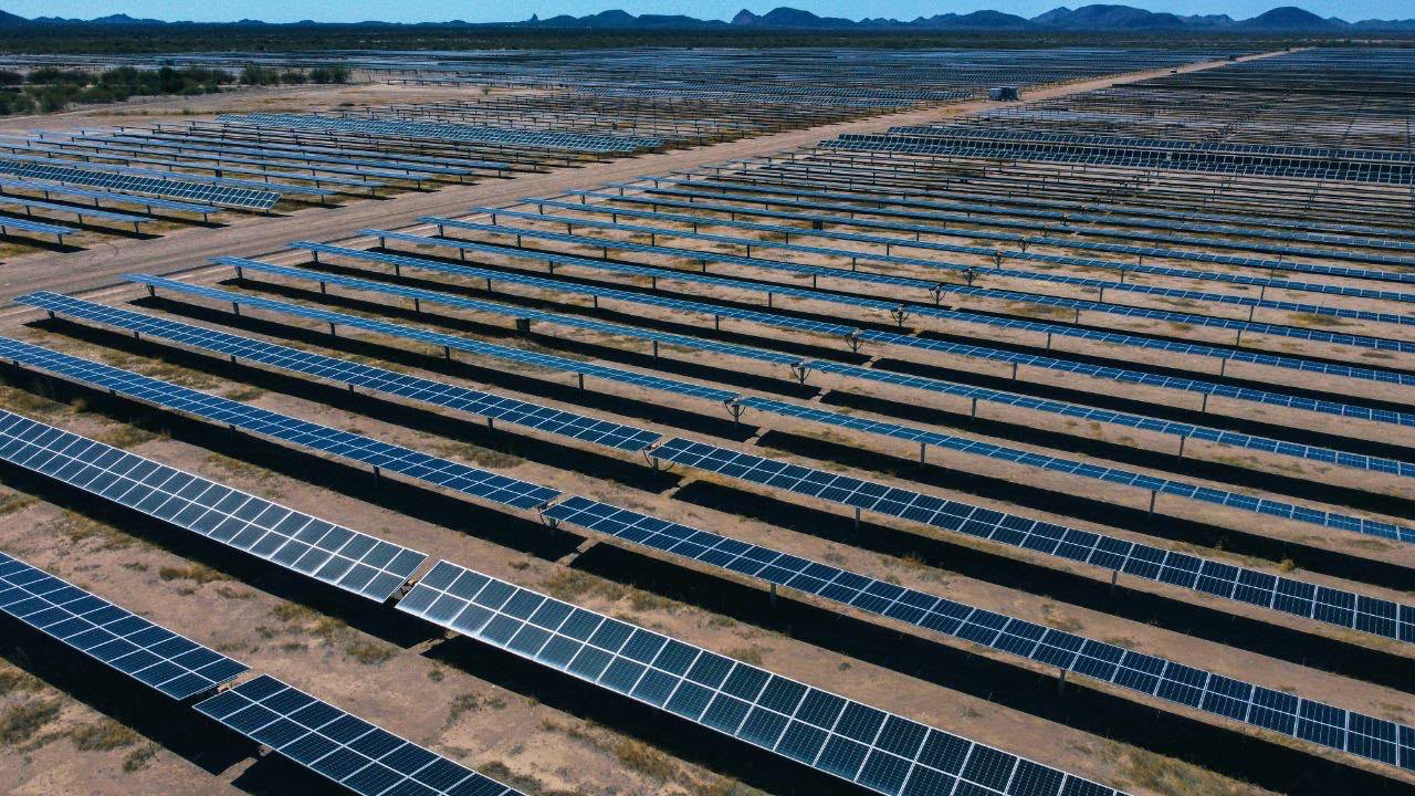 Durazo pone en operación al 100% dos etapas de la planta solar más grande de Latinoamérica