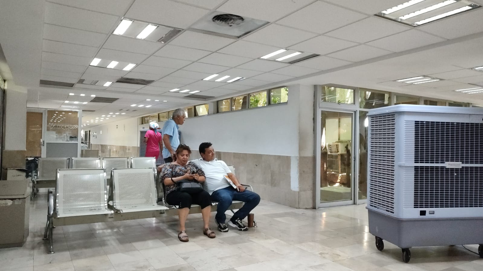Enfriadores móviles no dan abasto en hospital de Issste