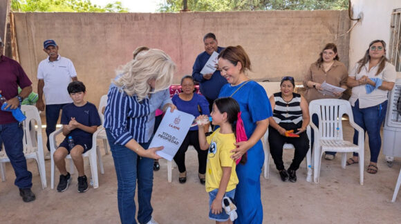 Entregan escrituras gratuitas a 12 familias de Cajeme para dar certeza a su patrimonio