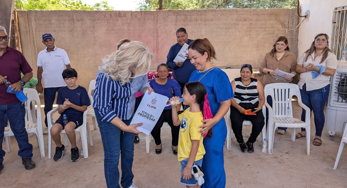 Entregan escrituras gratuitas a 12 familias de Cajeme para dar certeza a su patrimonio