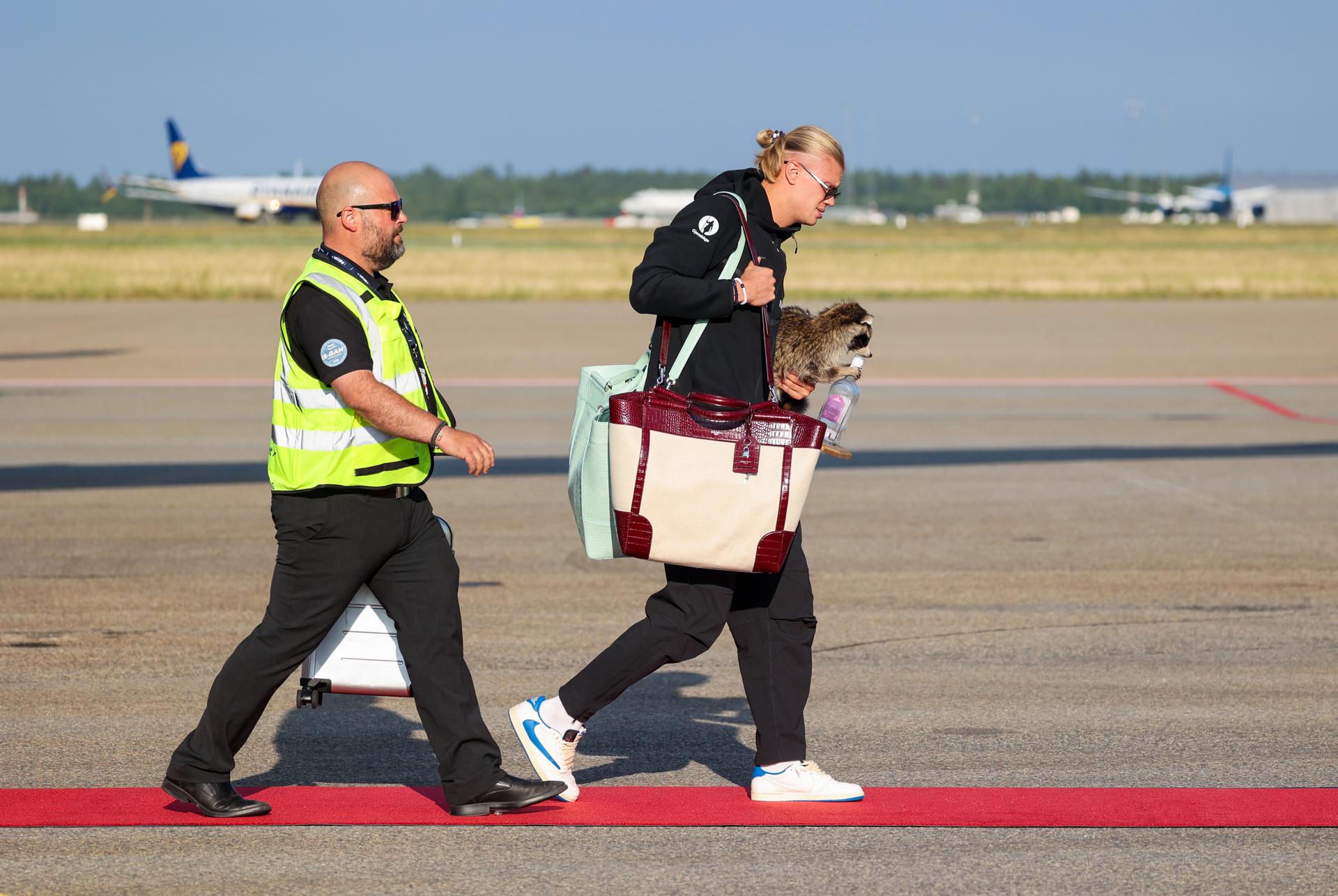 Erling Haaland sorprende al llegar a Noruega con un mapache disecado tras el Mundial 2026