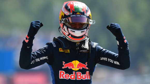 Ernesto Rivera pierde el podio en la F3 tras una sanción luego de su remontada en Silverstone