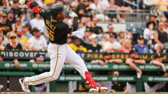 Esmerlyn Valdez impulsa seis carreras y Pittsburgh pega primero ante Milwaukee en la doble cartelera