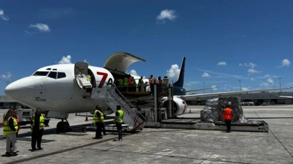 Estados Unidos envía ayuda humanitaria por vía aérea