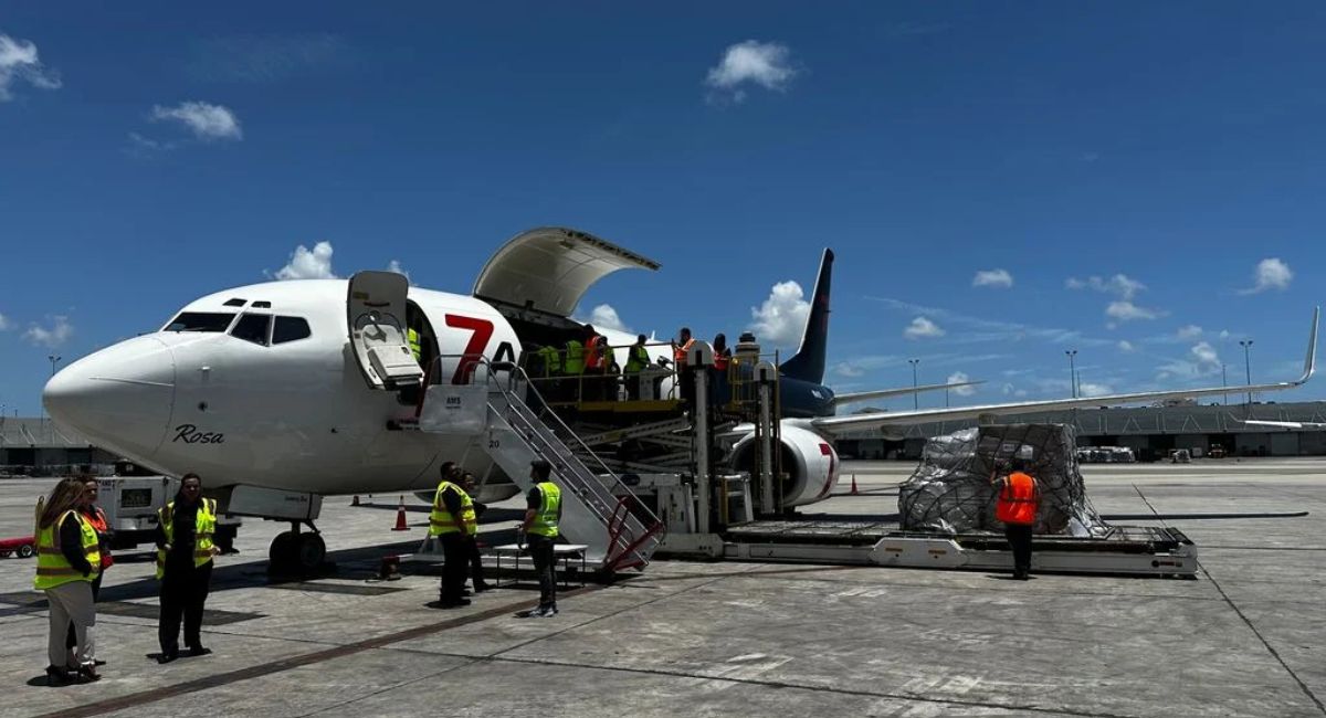 Estados Unidos envía ayuda humanitaria por vía aérea