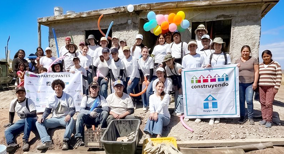 Estudiantes de Prepa Tec construyen casa para familia vulnerable en Bahía de Lobos