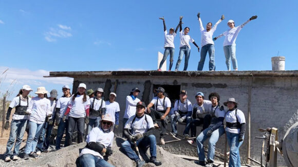 Estudiantes de Prepa Tec construyen casa para familia vulnerable en Bahía de Lobos