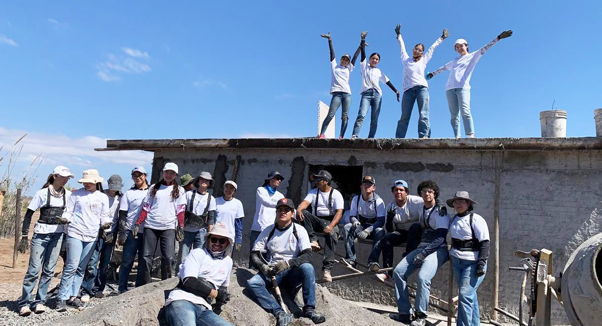 Estudiantes de Prepa Tec construyen casa para familia vulnerable en Bahía de Lobos