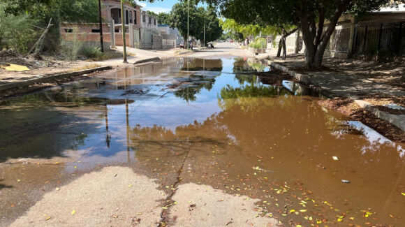 Aguas negras vuelven a inundar calles de la colonia Moderna en Empalme; exigen a la CEA solución definitiva