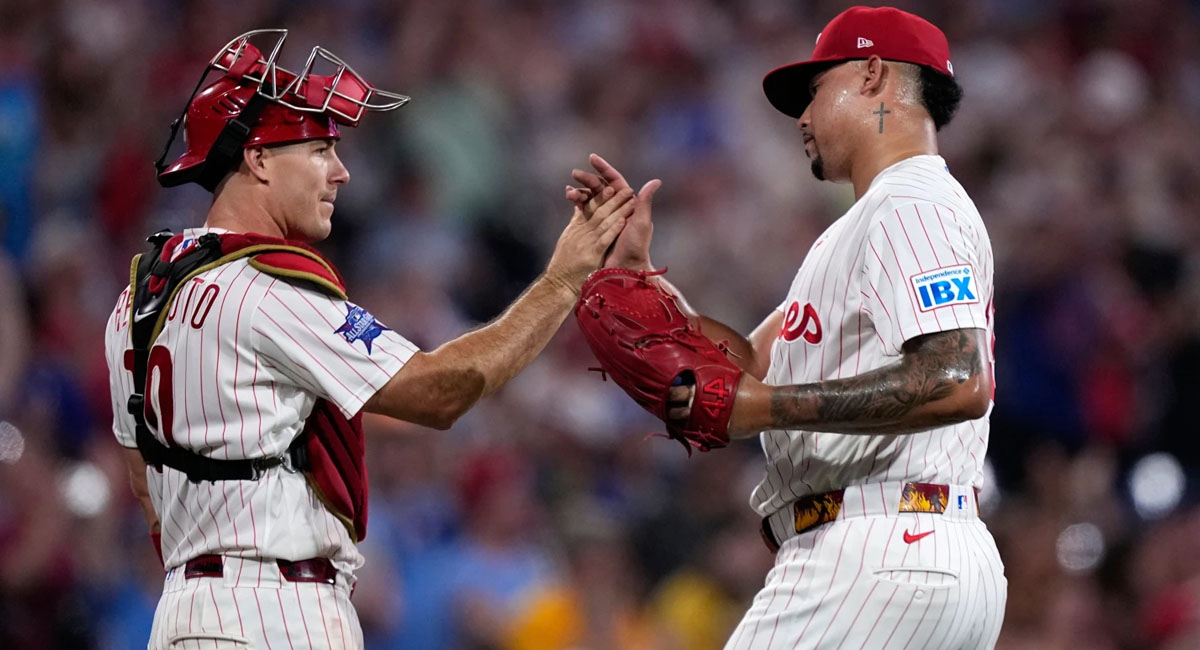 Duran es felicitado por Realmuto, después de sacar el último out del juego