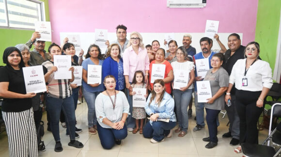 Familias de Cajeme reciben escrituras y obtienen certeza jurídica sobre sus hogares