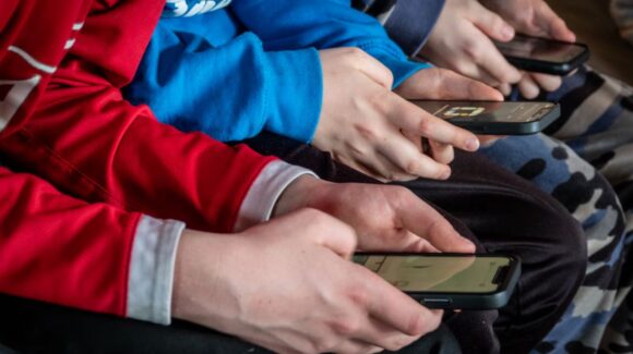 Francia es el primer país europeo en prohibir el acceso a redes sociales a menores de 15 años
