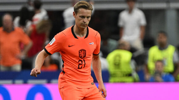 Frenkie de Jong enciende las alarmas; una lesión de rodilla amenaza su inicio de temporada en Barcelona