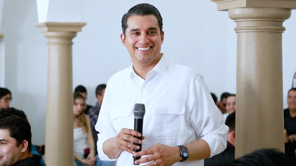 Froylán Gámez dialoga con jóvenes de Navojoa sobre el futuro de Sonora