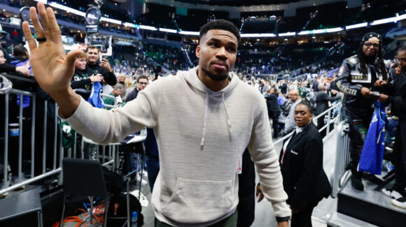 Antetokounmpo se despide de Milwaukee en emotiva carta, tras su traspaso oficial a Miami