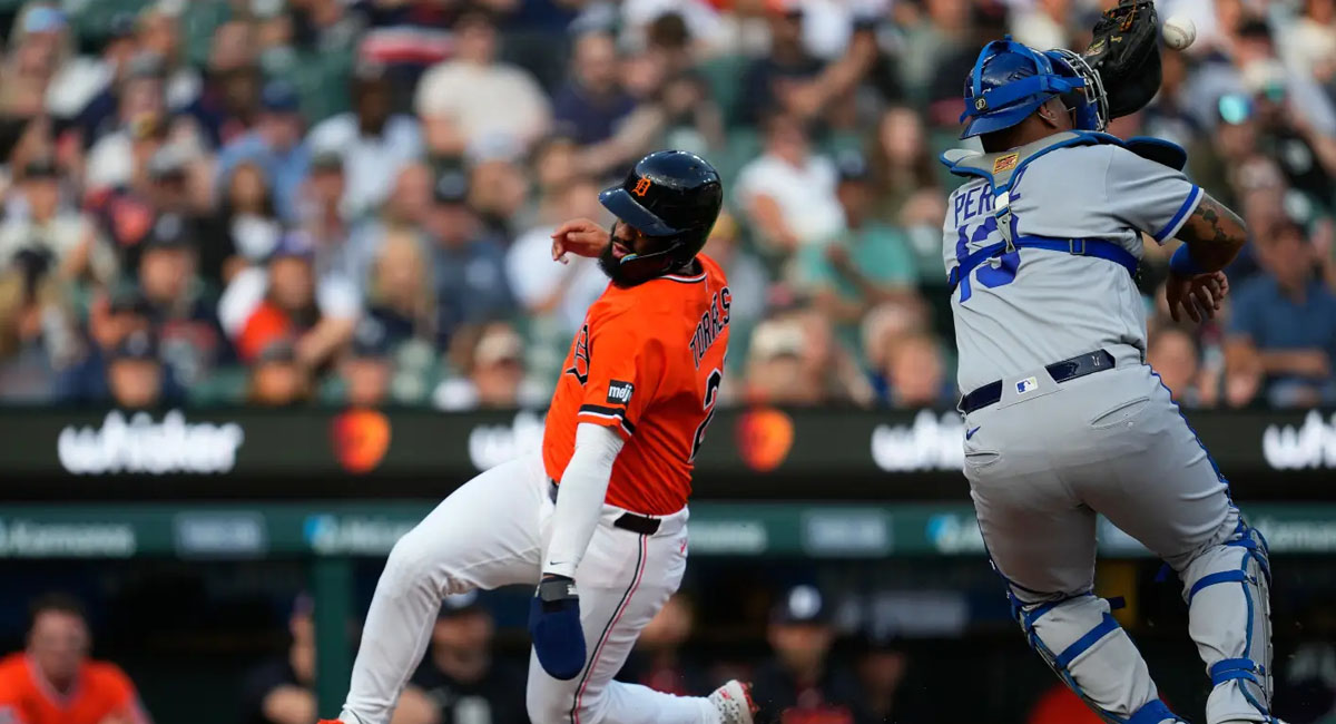 Gleyber Torres se barre en home para timbrar la segunda rayita en la primera entrada