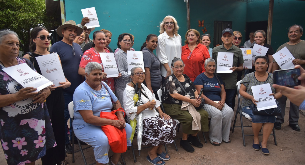 Gobierno de Cajeme brinda certeza patrimonial a 12 familias con la entrega de escrituras