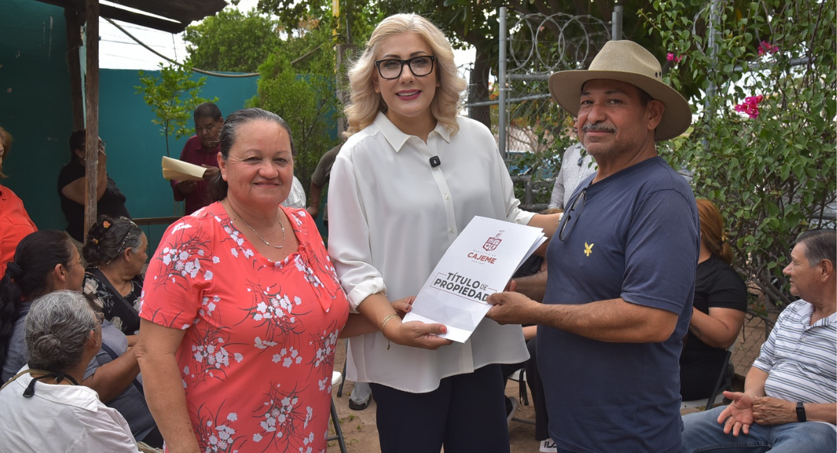 Gobierno de Cajeme brinda certeza patrimonial a 12 familias con la entrega de escrituras
