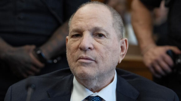 Harvey Weinstein sale de la cárcel y es hospitalizado en Manhattan por problemas respiratorios