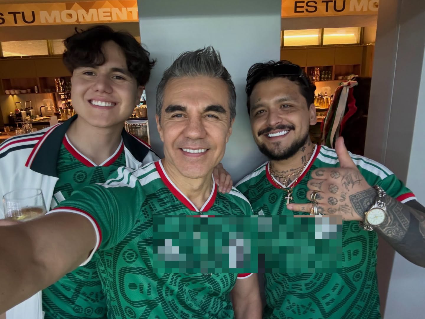 Christian Nodal junto a Adrián Uribe y su hijo en partido de México vs Ecuador