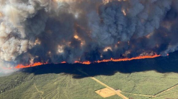 Más de 200 incendios forestales permanecen activos y fuera de control en Canadá