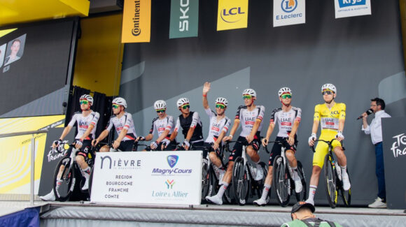 Isaac del Toro resiste una jornada caótica; Merlier conquista la etapa 12 del Tour de France