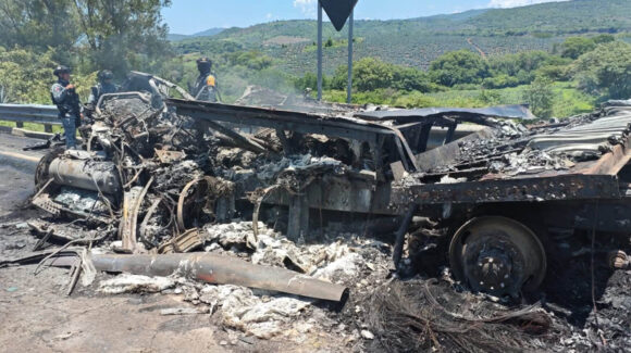 VIDEO: Carambola e incendio en autopista Guadalajara-Tepic deja al menos 10 muertos y 10 heridos