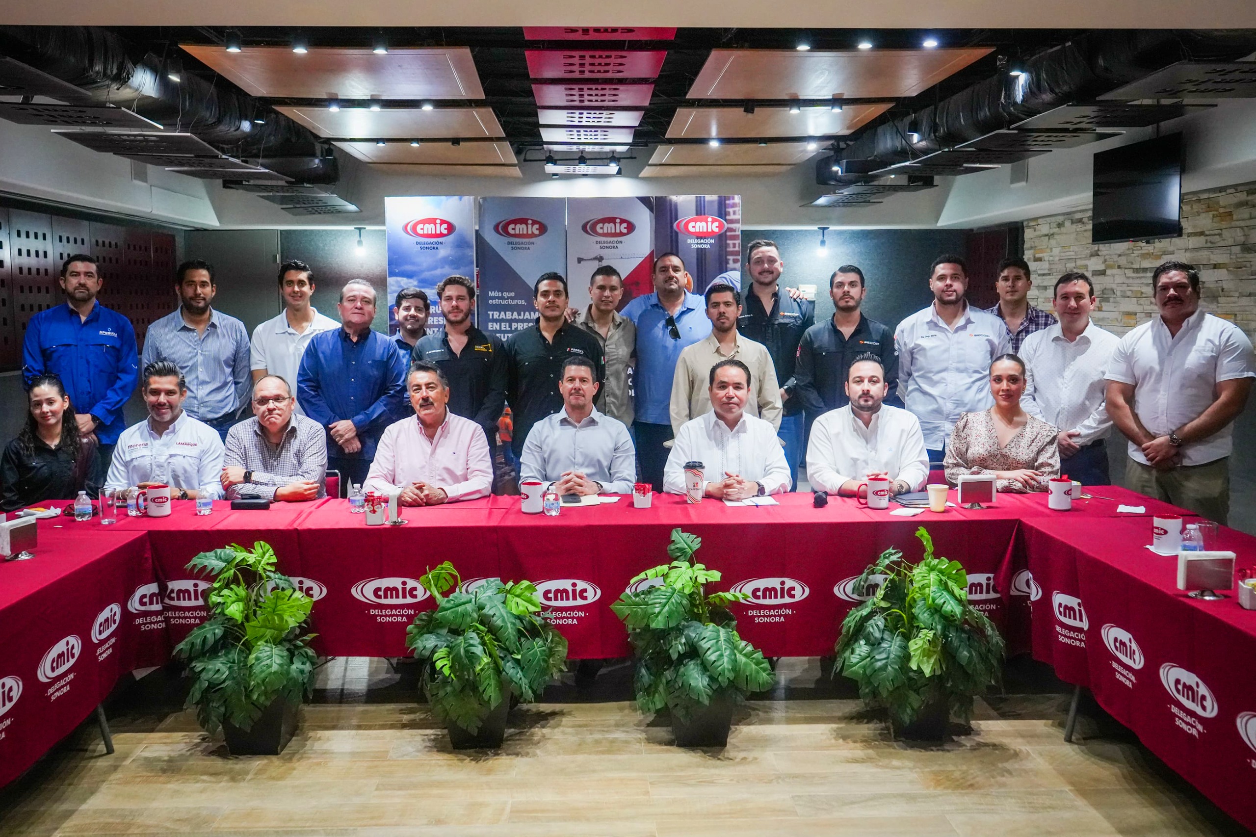 Javier Lamarque dialoga con empresarios sobre el crecimiento económico y el futuro de Sonora