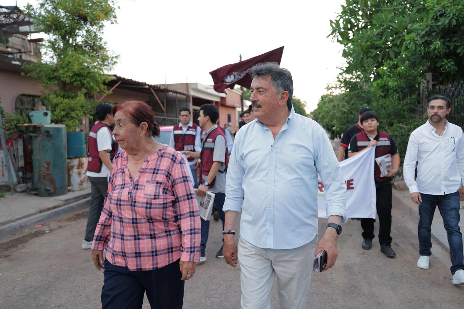 Javier Lamarque recorre la colonia México y fortalece el diálogo con familias de Cajeme