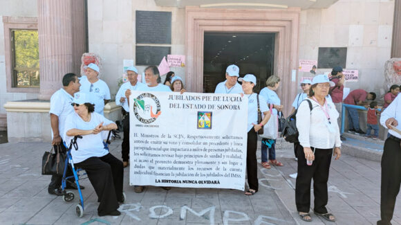 Jubilados del IMSS en Cajeme exigen devolución de ahorros retenidos en cuentas Afore