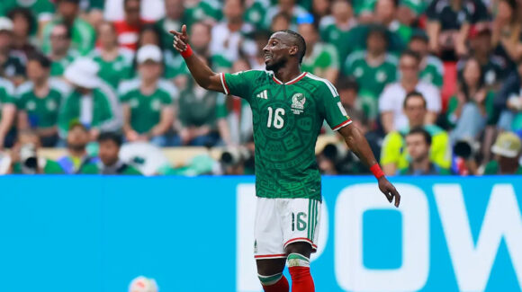 Julián Quiñones, ovacionado en avión por afición de la Selección Mexicana; lo llaman el ‘Héroe de México’