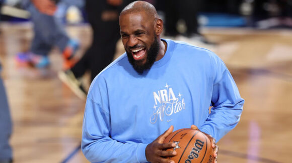 Es oficial: Los Philadelphia 76ers le dan una bienvenida digna de un rey a LeBron James
