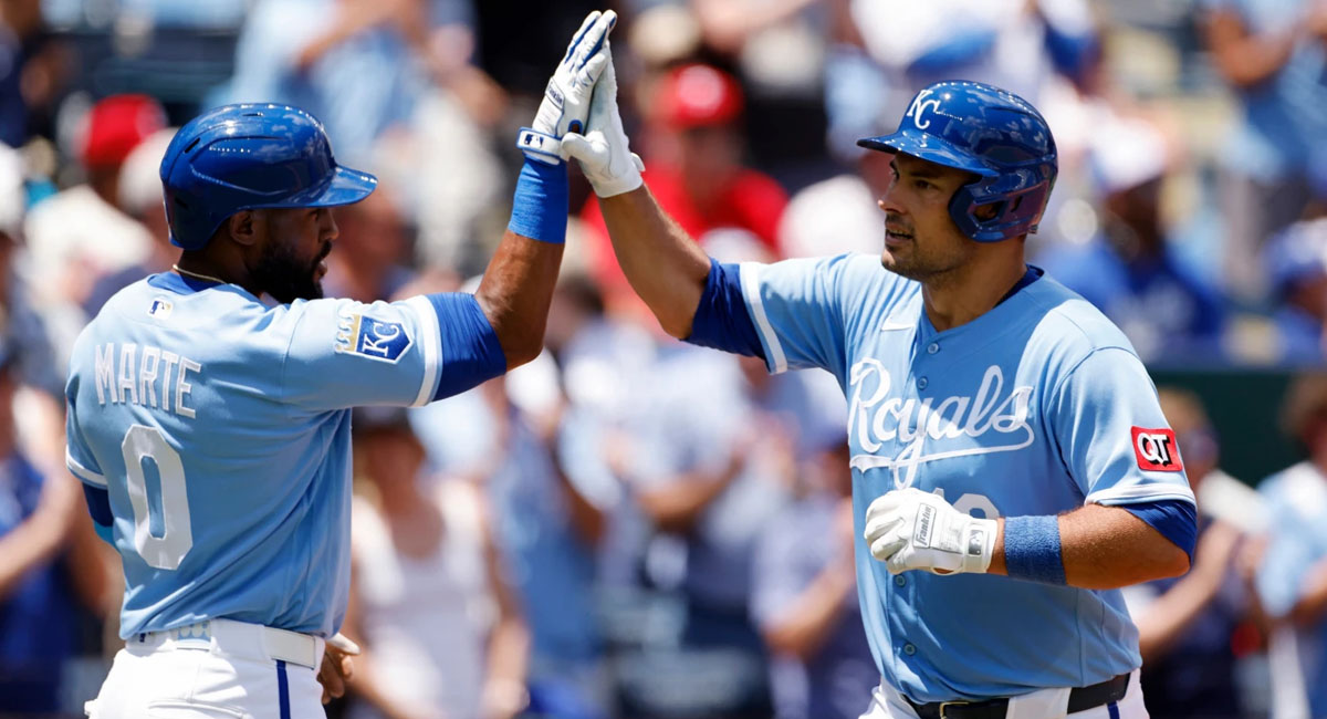 Luke Maile es felicitado después de conectar uno de los jonrones ante Sánchez