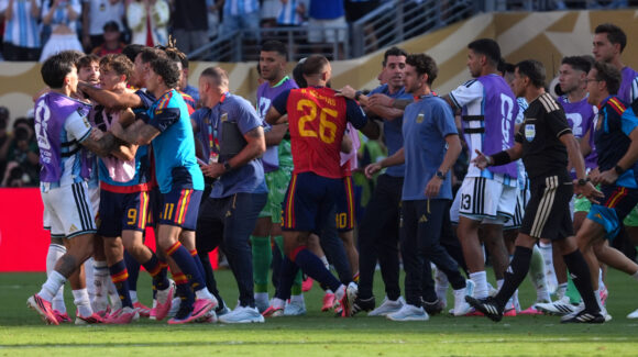 Argentina vuelve a la polémica; FIFA abre investigación contra la AFA por incidentes en el Mundial 2026