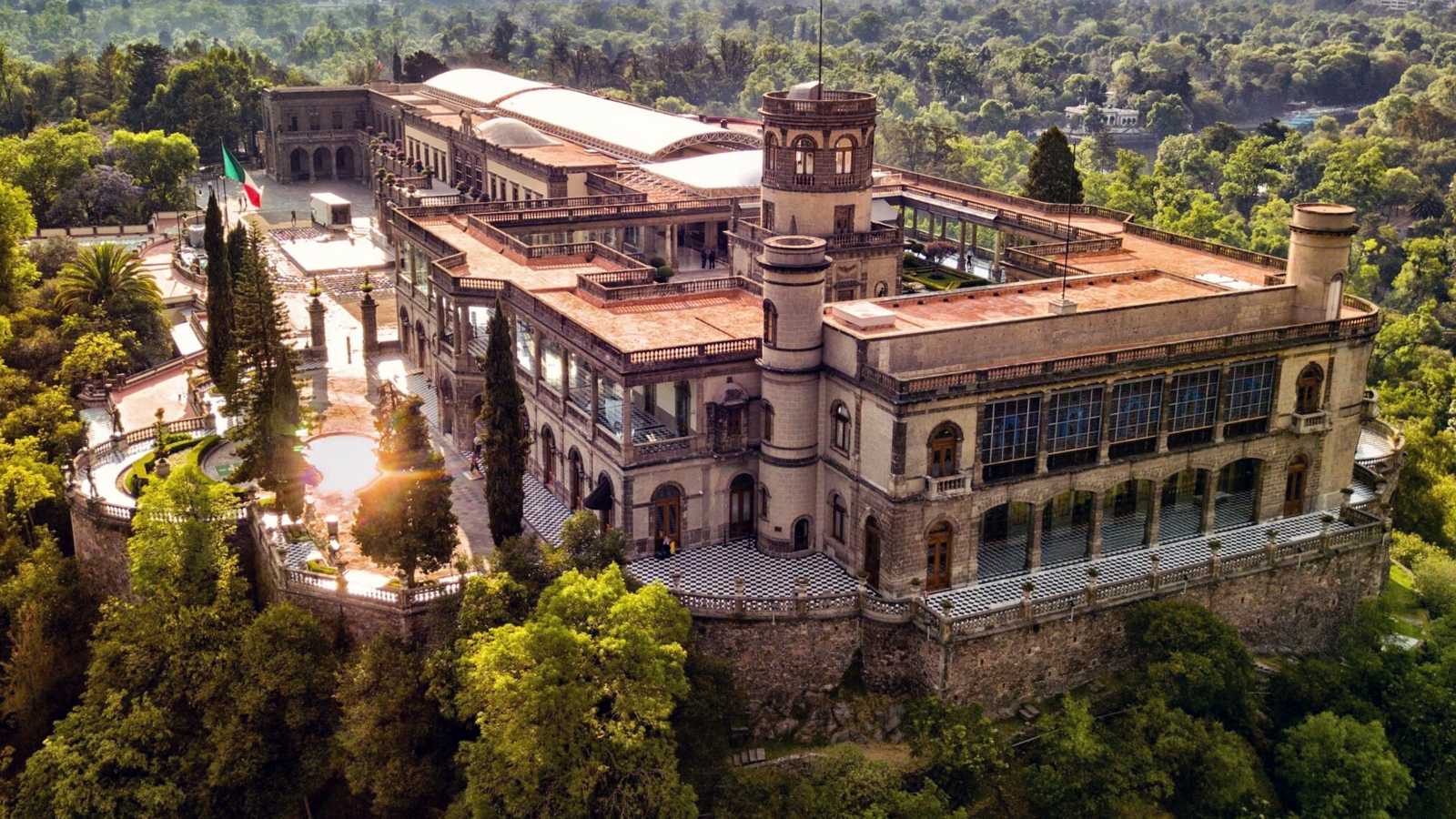 La FGR confirma investigación en curso por lujosa cena de la FIFA en el Castillo de Chapultepec