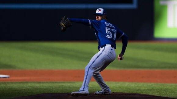 Shane Bieber guía a los Blue Jays y Toronto rescata el último juego de la serie ante Tampa Bay