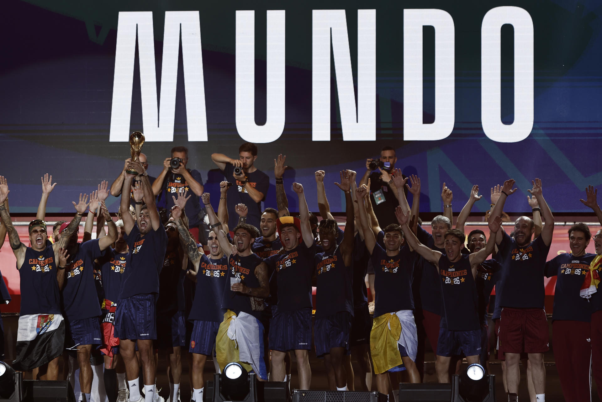 Los jugadores de la Selección Española celebran en la plaza de Cibeles por la conquista del Mundial 2026