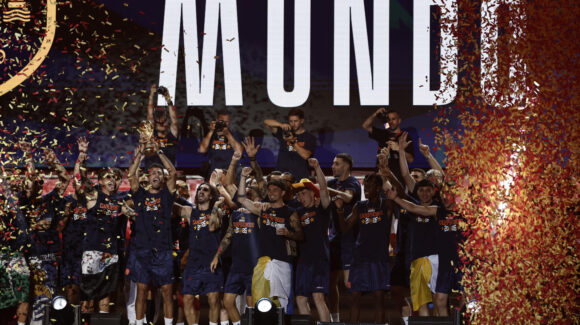 Los jugadores de la Selección Española celebran en la plaza de Cibeles por la conquista del Mundial 2026