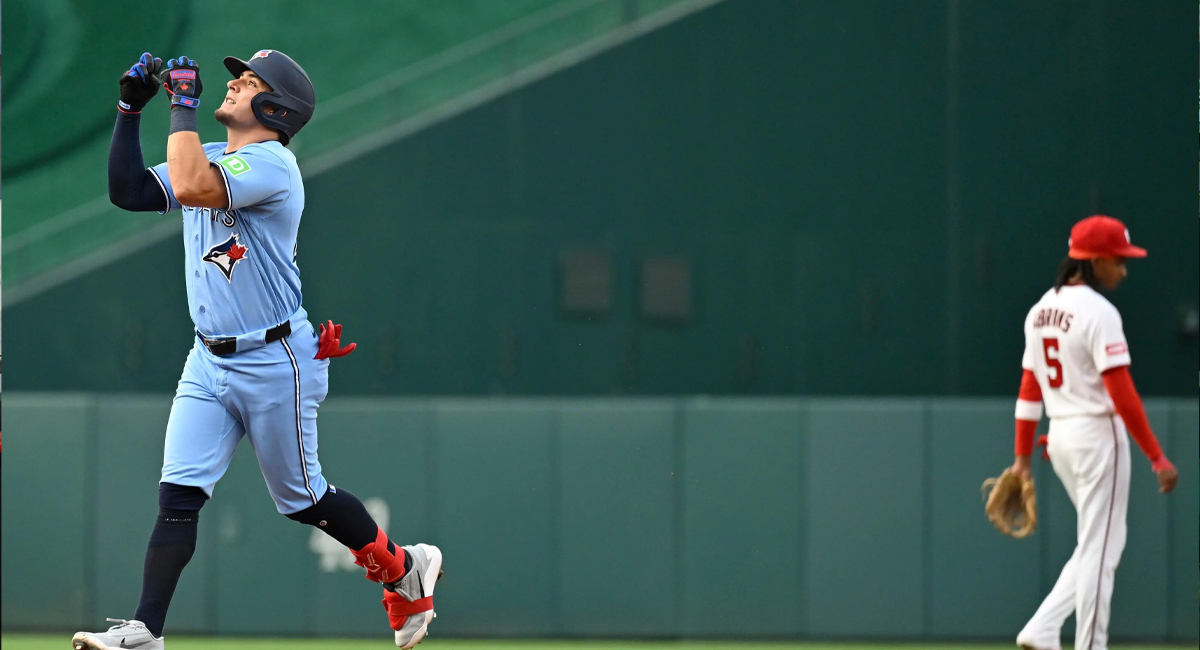 Luis Urías la manda a volar con Blue Jays