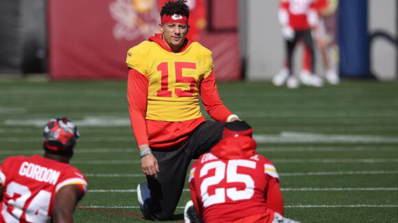 Mahomes recibe autorización para participar en el inicio de los entrenamiento de los Chiefs