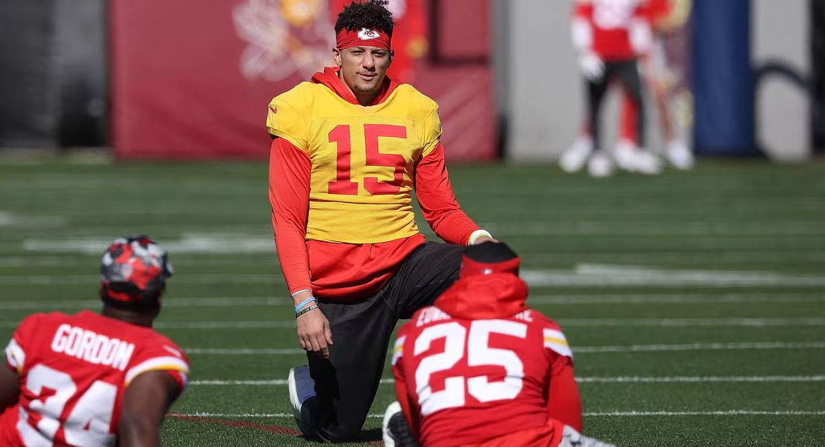 Los Chiefs abren su campo de entrenamientos el sábado y Mahomes estará ahí