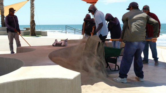 Retiran exceso de arena en el Malecón Turístico de Huatabampito