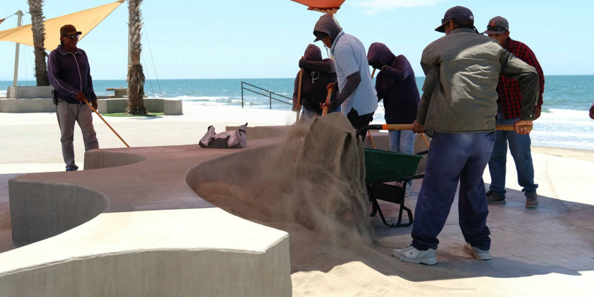 Retiran exceso de arena en el malecón turístico de Huatabampito