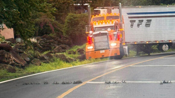 Violencia en Michoacán: Emboscada contra policías municipales deja un herido y bloqueos carreteros