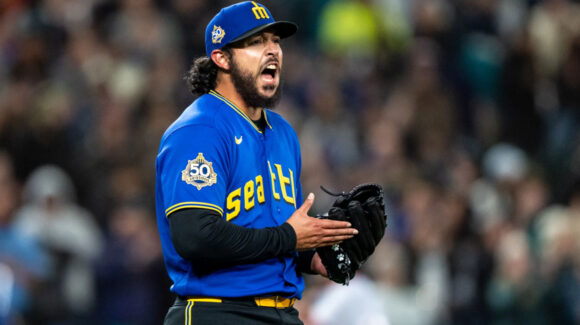 En noche en la que brilló el pitcheo, Andrés Muñoz logró histórica marca para mexicanos en MLB