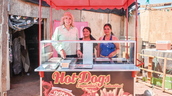 Madre de Pueblo Yaqui recibe carrito de hot dogs para impulsar su autoempleo y bienestar familiar