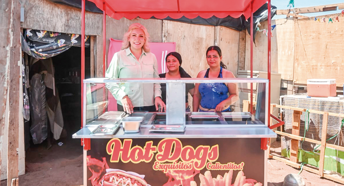 Madre de Pueblo Yaqui recibe carrito de hot dogs para impulsar su autoempleo y bienestar familiar